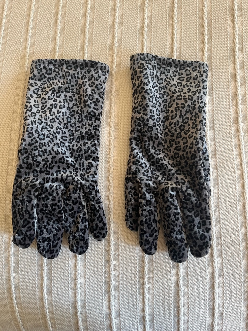 Cejon Leopard Print Velour Thinsulate Gloves